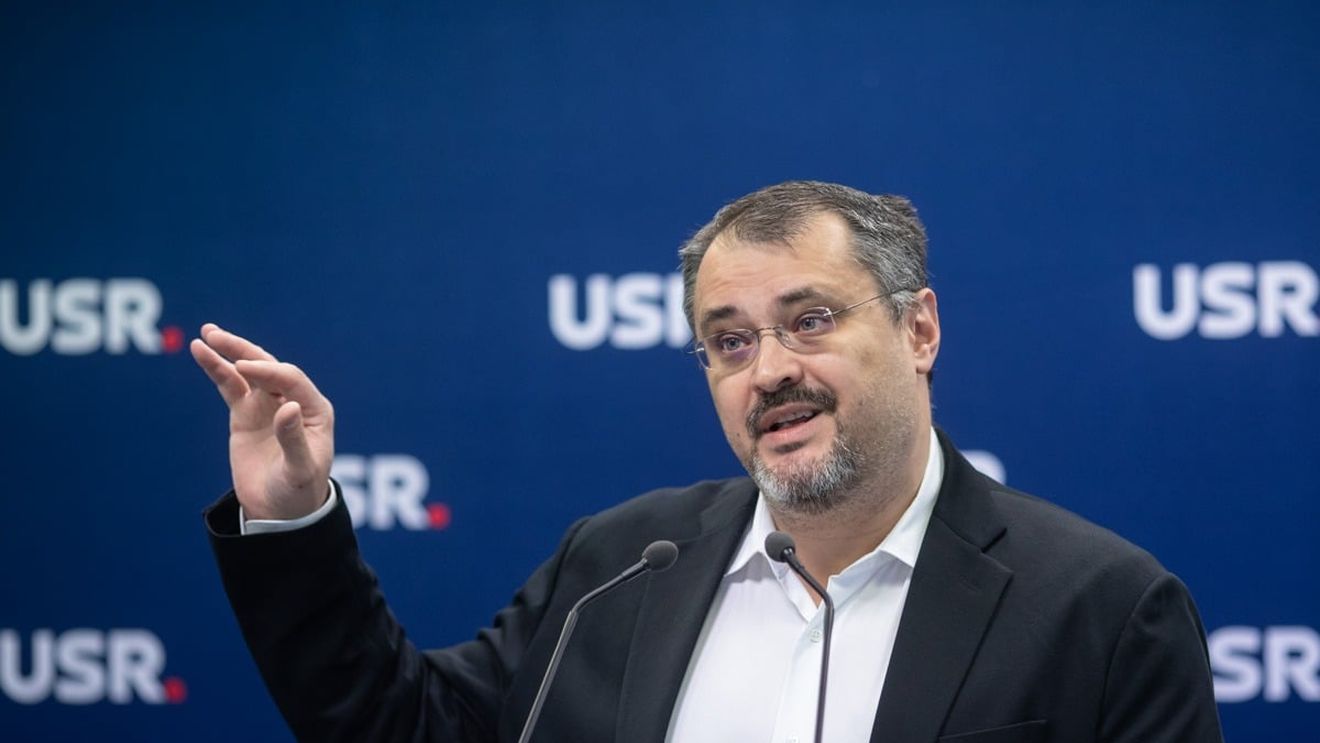 Senatorul USR Cristian Ghinea: Aplicațiile meteo serioase ziceau de alaltăieri că se potolește furtuna. Dar statul profund pornise operațiunea de „hai să-l ventilăm pe la TV pe băiatul ăsta de vrem să rămână primar USL la Bucureşti” / Eu nu vorbesc fără info