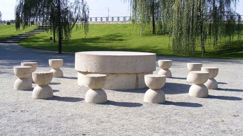 Muzica preferată de Constantin Brâncuși se va auzi în Parcul Central din Târgu Jiu / Se dorește amplasarea unui sistem audio / ”Va intra și avertizarea -Vă rugăm să nu vă așezați pe obiectele din piatră”