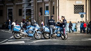Doi români, arestați în Milano: unul dintre ei a furat arma unui polițist și a tras cu ea / Erau urmăriți după ce au jefuit un italian