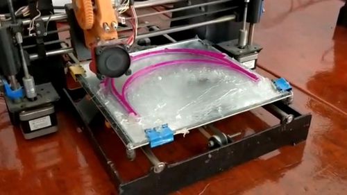 VIDEO Elevii și profesorii unui cerc de robotică din Constanța fabrică viziere pentru medici folosind imprimante 3D