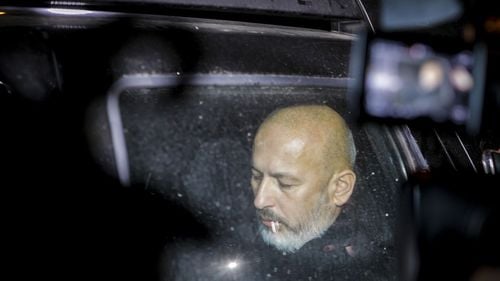 BREAKING Au fost reținuți Cornel Dinicu și cei doi patroni ai firmei care deține oficial pensiunea Ferma Dacilor / Fostul și actualul primar din comuna Gura Vadului, cercetați pentru fals intelectual și abuz în serviciu / Sursa probabilă a incendiului: instalația electrică s-ar fi încins din cauza suprasolicitării