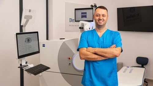 „Dr. Holhoș”, cea mai mare rețea de clinici de chirurgie oftalmologică din România, construită de la zero de un medic transilvănean