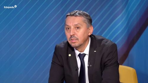 Ministrul Educației, Daniel David: Elevii de liceu vor avea manuale doar în format digital pentru unele dintre materii