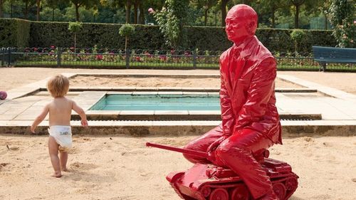 ”Putin cel roșu”, apariție surprinzătoare în diferite parcuri pentru copii în întreaga lume / ”Această sculptură își propune să denunțe absurditatea războiului și să evidențieze curajul copiilor”