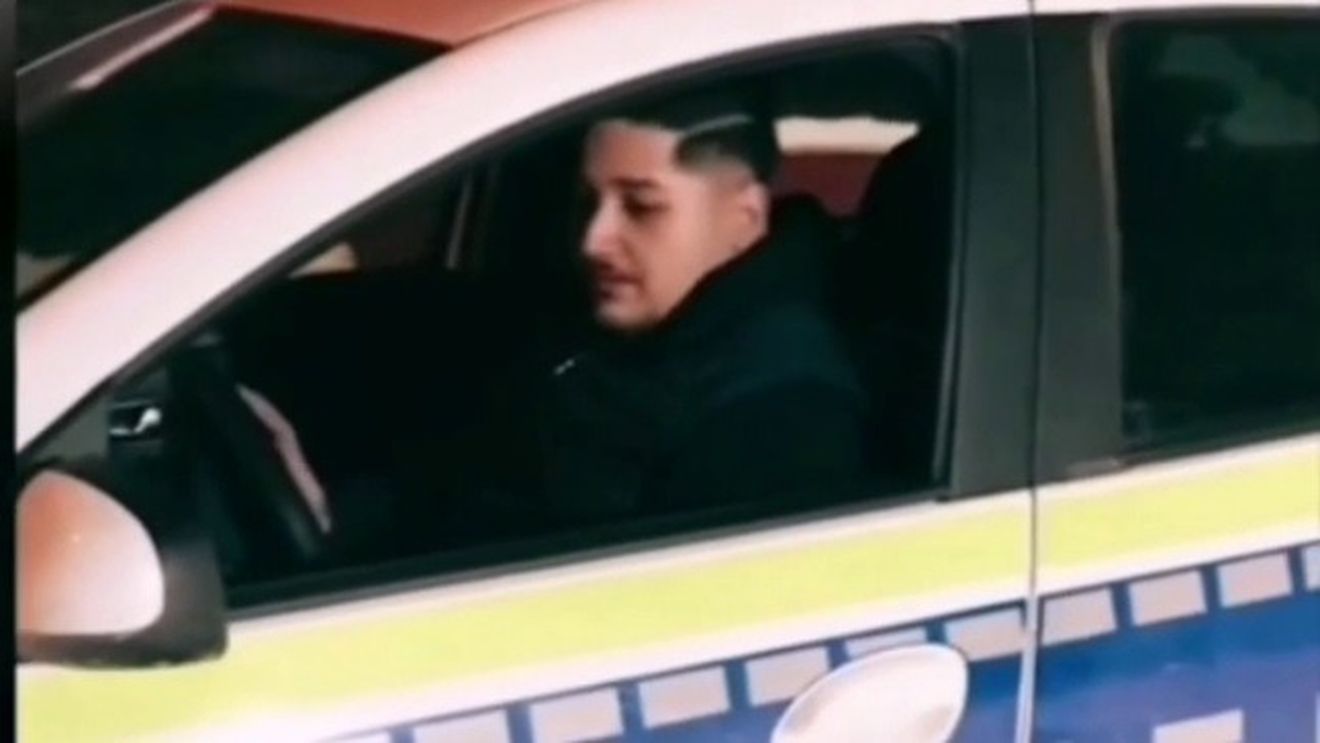 Tânărul care apare în clipul de pe TikTok la volanul unei maşini de poliţie, reţinut pentru 24 de ore