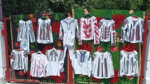 Sute de ii și covoare tradiționale românești, expuse la porțile localnicilor din Cezieni, de sărbătoarea iilor