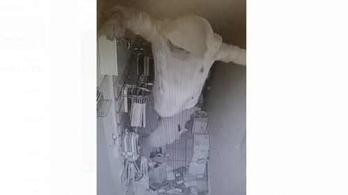 Tânăr, arestat la domiciliu după ce a furat peste 15 telefoane mobile dintr-un magazin / A fost prins după ce a fost filmat de camerele de supraveghere