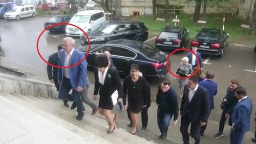 VIDEO Cum au tratat-o Dragnea și liderii PSD pe Dăncilă la Botoșani: au lăsat-o în urmă pe drumul de la mașină la Casa de Cultură