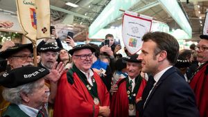Emmanuel Macron a promulgat rapid controversata lege care crește vârsta de pensionare în Franța și care a provocat proteste și greve masive