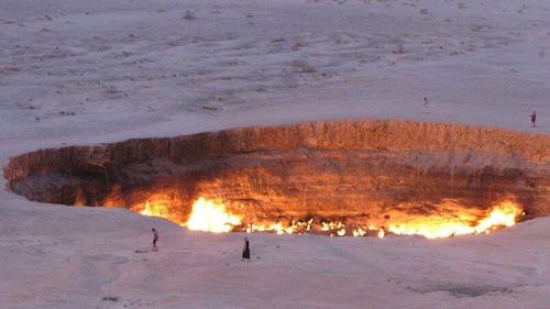 Preşedintele Turkmenistanului vrea să închidă "Poarta iadului", un crater imens care arde de zeci de ani / Este una dintre cele mai populare atracţii turistice