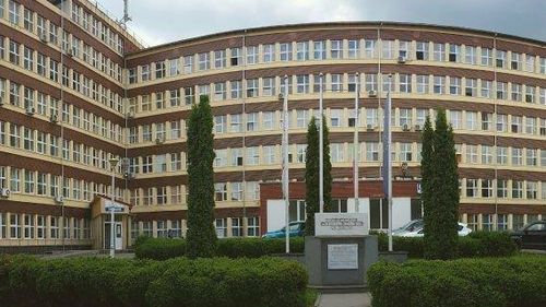 Zeci de localnici au protestat faţă de includerea Spitalului Municipal Hunedoara în circuitul COVID