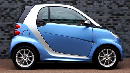 Directivă Uniunea Europeană: Minim 18% din mașinile achiziționate de autoritățile publice din România până în 2025 trebuie să fie automobile electrice/ Proiect de lege inițiat concomitent de Tăriceanu: Cota stabilită de președintele Senatului este de minim 10%