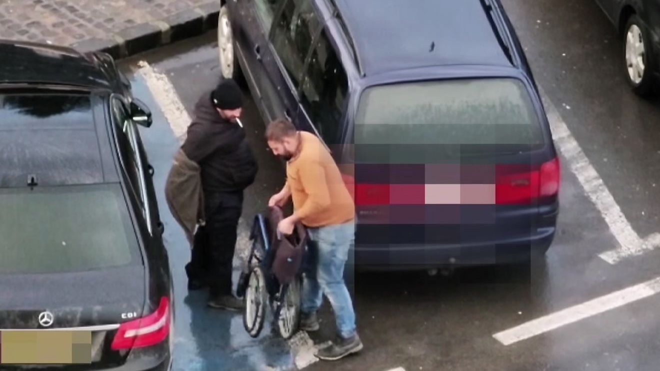 VIDEO Un polițist semnalează cazul unui bărbat care se ridică din scaunul cu rotile și merge, după ce ar fi cerșit mai multe ore în Brașov / ”Îmi voi păstra aceeași convingere: Mâna întinsă nu primește ajutor”