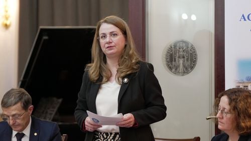 Îndemn pentru profesori să folosească noul Îndreptar ortografic, din partea ministrei Educației. Deca anunță discuții pentru o hotărâre prin care Ministerul să cumpere cartea pentru fiecare școală