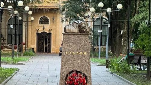 Un bust al lui Stalin a fost decapitat cu un baros în apropiere de Moscova / Și un bust al lui Lenin a fost distrus