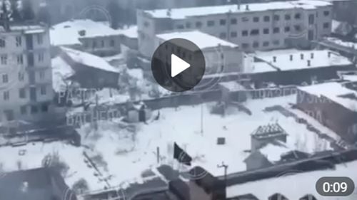 O înregistrare video geolocalizată arată steagul negru al mercenarilor Wagner ridicat în apropiere de centrul orașului Bahmut