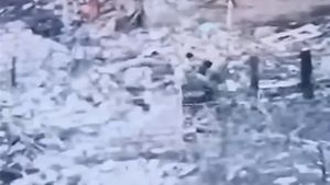 Ucraina publică o înregistrare video care pare să arate un comandant Wagner bătut cu lopețile de subalterni