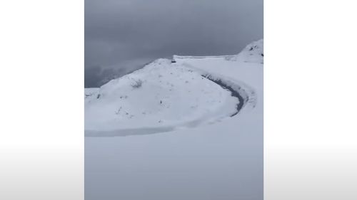VIDEO A nins pe Transalpina / Un strat de zăpadă de 2 – 3 centimetri a acoperit stațiunea Rânca