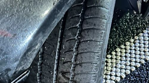 Drumarii atrag atenția asupra stării cauciucurilor: „Așa arăta cauciucul mașinii care a provocat accidentul de aseară de pe autostrada A1, între Sibiu și Boița”