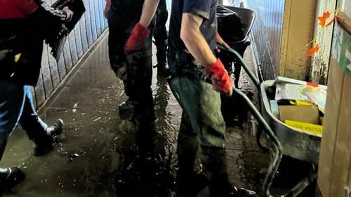 Cursurile în şcolile afectate de inundaţii în judeţul Galaţi se vor relua cu prezenţă fizică luni, potrivit Ministerului Educației/ Excepţie fac două unităţi de învăţământ din localitatea Costache Negri, unde infrastructura nu permite nici cursuri online