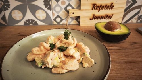 Rețetele Juanitei | Cocktail de creveți, considerat un preparat „de modă veche”, poate fi reinterpretat pentru a obține o gustare irezistibilă, cu ingrediente de bună calitate