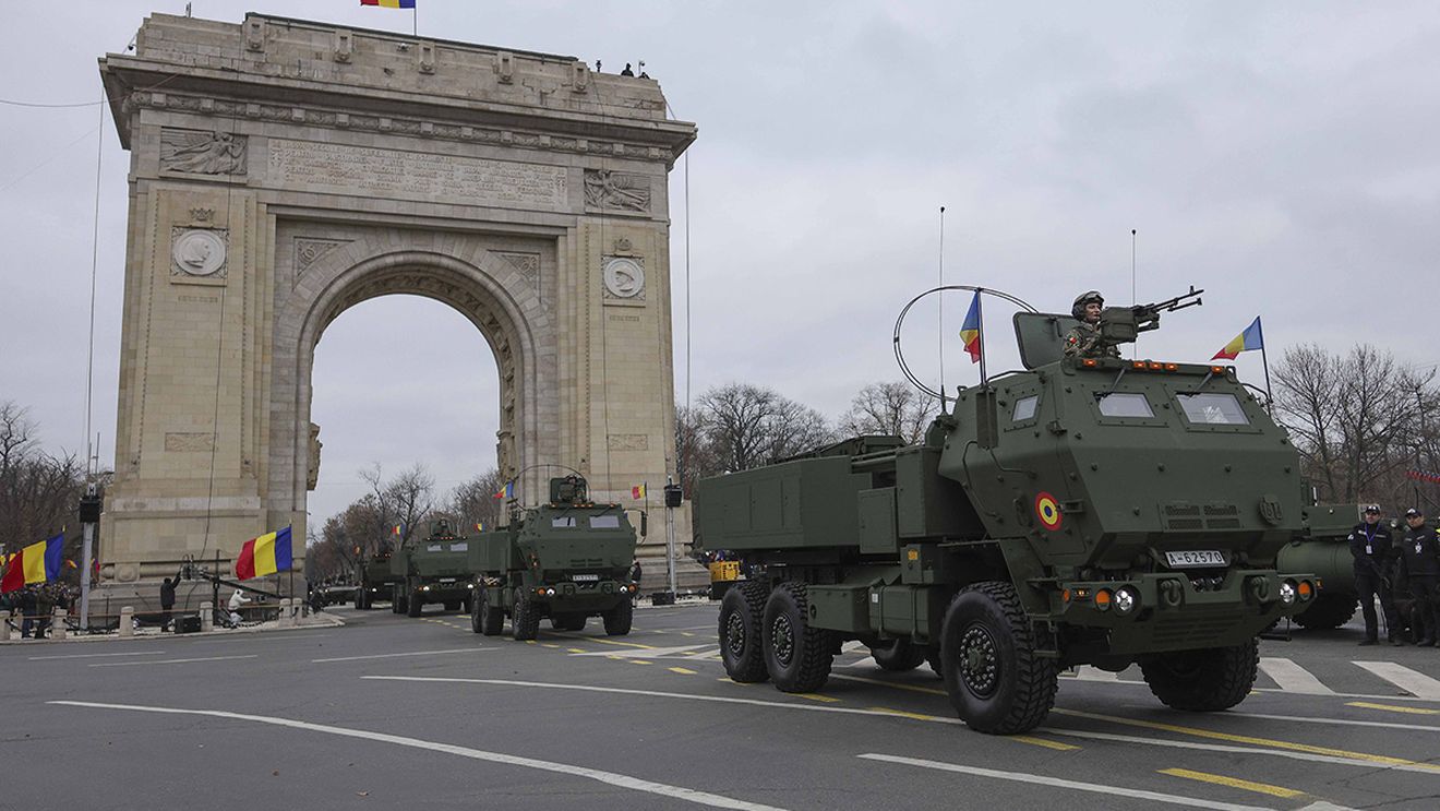 Militarii din cadrul grupului de luptă NATO din România participă la parada de 1 decembrie