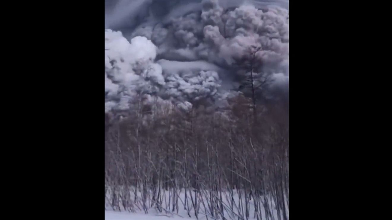 Rusia: Erupția vulcanului Șiveluci a aruncat un imens nor de cenușă peste peninsula Kamceatka