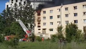 Ajutor pentru cazare, după un incendiu ce a cuprins un bloc din Brașov / Locatarii vor sta într-un centru în care sunt cazați și refugiați din Ucraina