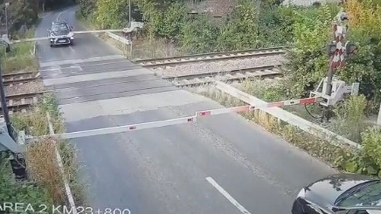 VIDEO Șofer filmat când sparge barierele coborâte înainte de trecerea trenului de Constanța
