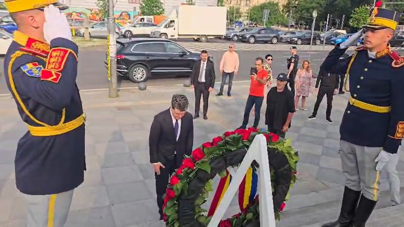 Președintele Nicușor Dan a depus o coroană în memoria victimelor Mineriadei: ”O represiune brutală care ne-a dus înapoi” / 35 de ani de când minerii lui Iliescu, trimis în judecată pentru infracțiuni contra umanității, au ”curățat” Piața Universității de protestatari