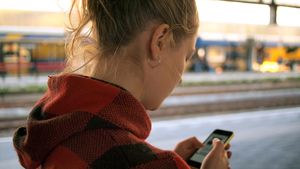 „Oamenii aleargă după un soi de «film» pe care-l au în minte” / Radiografia relațiilor online făcută de un psihoterapeut din Iași / „Aplicațiile de dating mercantilizează oamenii”