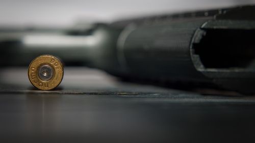 Trei bărbați din Popești Leordeni suspectați că au furat un pistol și 24 de cartușe din casa unui fost ofițer SRI, reținuți pentru 24 de ore / Pistolul nu a fost găsit