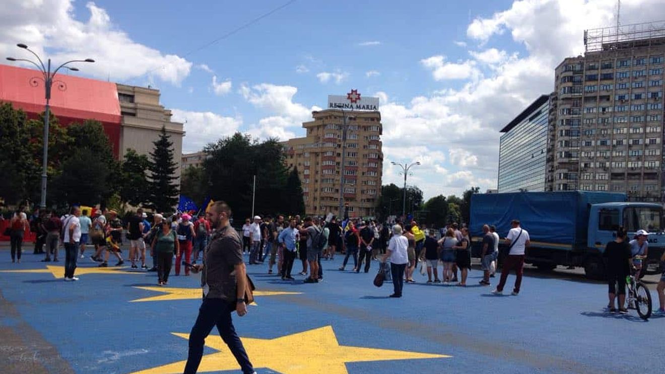 VIDEO Ce spun oamenii adunați deja în Piața Victoriei despre intervenția jandarmeriei:  Păcat că se numește Jandarmerie/ Vrea să ne dovedescă Dragnea că el este cel mai mare, cel mai tare în țara asta