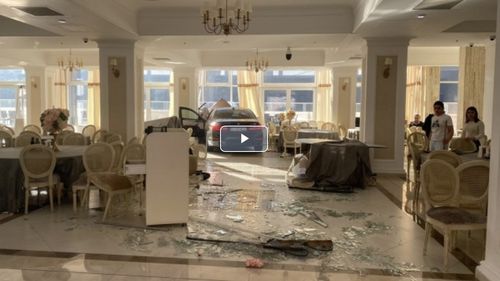 VIDEO Un clujean a intrat cu BMW-ul într-un restaurant din Băile Herculane / Era parcat și a accelerat din greșeală