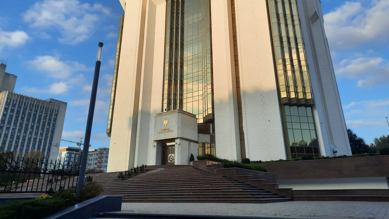 Referendum constituțional și alegeri prezidențiale în Republica Moldova: opțiunea "Da" pentru integrarea europeană și candidata Maia Sandu sunt favorite, dar gradul de participare și sabotajul Rusiei creează incertitudine