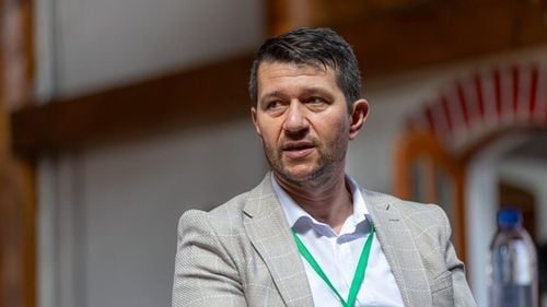 Zeci de elevi prezenți la Bacalaureat, ținuți să aștepte în clase peste două ore după terminarea probei de română, ca să le fie scanate lucrările la unele centre de examen / Președintele comisiei naționale: Elevii au scris un număr foarte mare de pagini