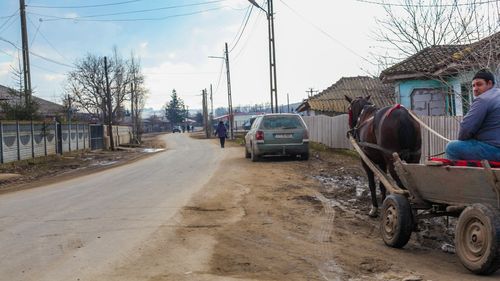 Povestea comunei transformate în oraș pentru ca România să adere la UE: accesul la fonduri europene, interzis tocmai din cauza urbanizării forțate
