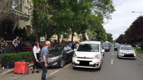 Șoferii care trec pe lângă blocul lui Dragnea claxonează și strigă ”La pușcărie!”