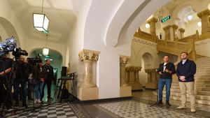 Bujduveanu, după întâlnirea cu proprietarii din imobilul afectat de explozie: În perioada următoare, prioritatea noastră este punerea în siguranţă a clădirii şi a zonei înconjurătoare. Locatarii, cazaţi temporar în unităţi hoteliere, pentru 7 zile