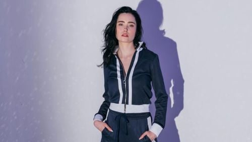 Uniforma feminității în România: De la tocuri la treninguri de mall