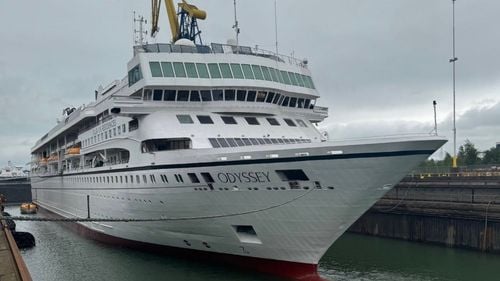 O navă care trebuie să-şi ducă pasagerii într-o croazieră de trei ani şi jumătate în jurul lumii este lovită de ghinion. După ce a stat blocată patru luni la Belfast pentru reparaţii, plecarea a fost amânată din nou