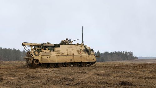 Soldații americani găsiți morți în Lituania efectuau o misiune de evacuare a unui vehicul militar blocat / M88 Hercules, vehicul blindat în care se aflau, s-a scufundat într-o mlaștină (NYT)