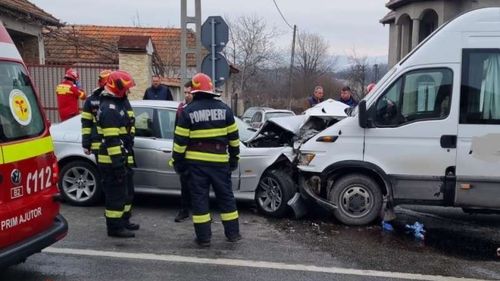 Accident rutier cu 14 victime după ce un microbuz şi un autoturism s-au ciocnit într-o localitate din Bihor