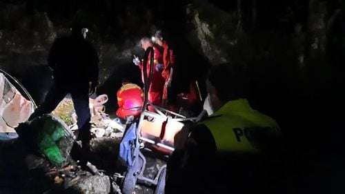 Un tânăr de 23 de ani a fost găsit înjunghiat în zona gâtului în Peștera de Lapte din județul Brașov / Salvamontiștii l-au coborât la baza muntelui și a fost transportat la spital