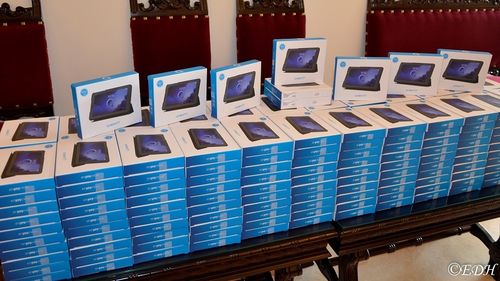 Episcopia Devei donează 250 de tablete educaţionale pentru elevii defavorizaţi din judeţul Hunedoara