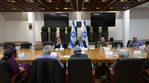 Cabinetul de război al Israelului discută o propunere a Qatarului care ar prevedea retragerea militară din Gaza în schimbul expulzării liderilor Hamas din Fâșie și a eliberării ostaticilor israelieni - relatări