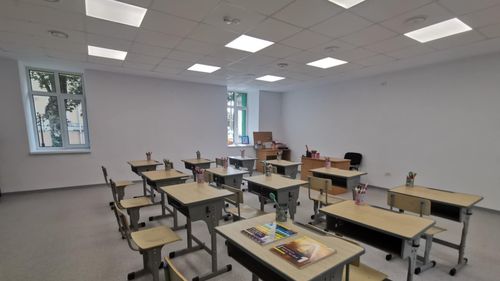 Primăria Miercurea-Ciuc a donat mobilier şcolar unui oraș din Ucraina / Primarul Korodi Attila a însoțit transportul