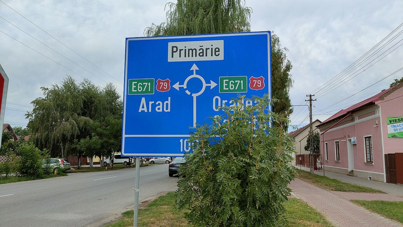 Oraşul Chişineu-Criş din Arad are şomaj zero şi aduce forţă de muncă de la 120 de kilometri / Încercarea de a se folosi muncitori din Ungaria a eşuat din cauza cozilor de la frontieră