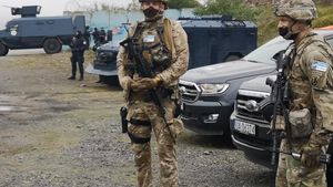 Soldații români din Kosovo, vizitați de șefii armatei pe fondul tensiunilor din regiune