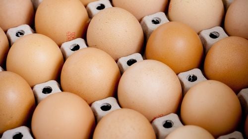 UE va introduce din nou, de vineri, taxe vamale pentru ouăle și zahărul din Ucraina/ Blocul comunitar va aplica o "frână de urgență" asupra importurilor de la Kiev, semn că urmează discuții dificile privind aderarea